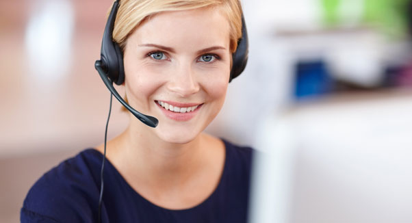 آنسة من قسم دعم العملاء تتحدّث على الهاتف